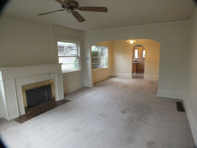 Building Photo - 6833 NE Glisan St