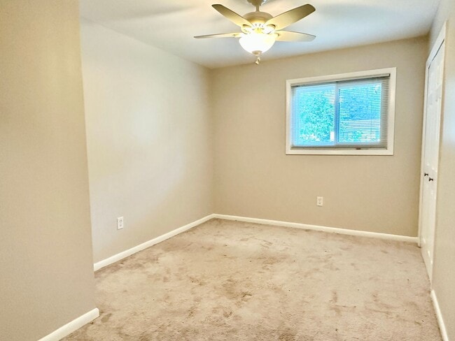 Building Photo - 5 Bedroom 2.5 Bathroom! Parking! Pets Welc...