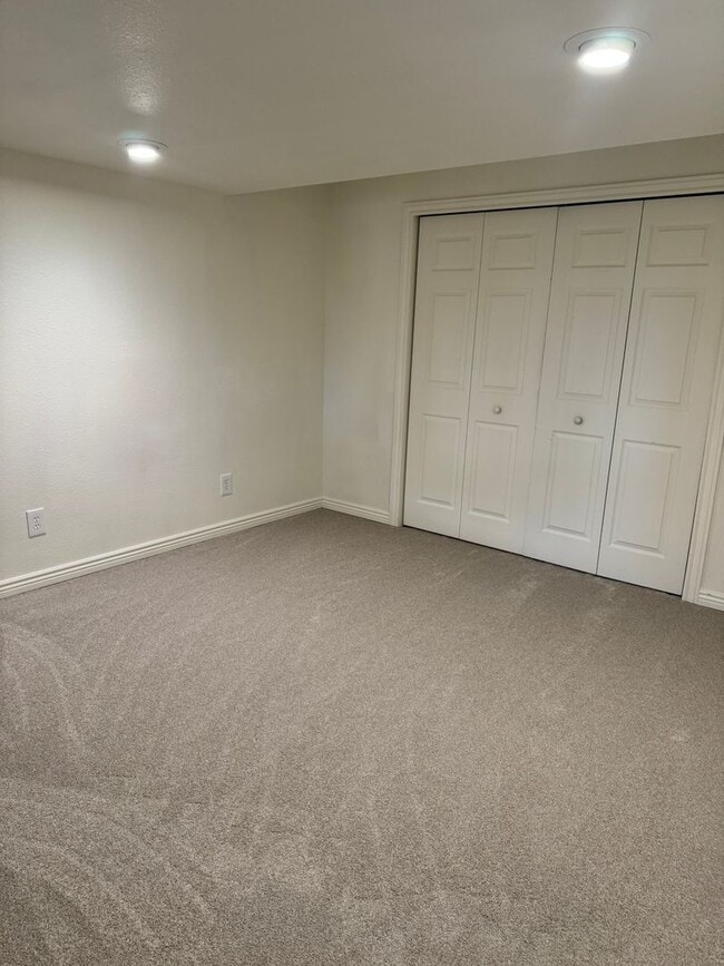 Building Photo - 1613 Summerset Dr