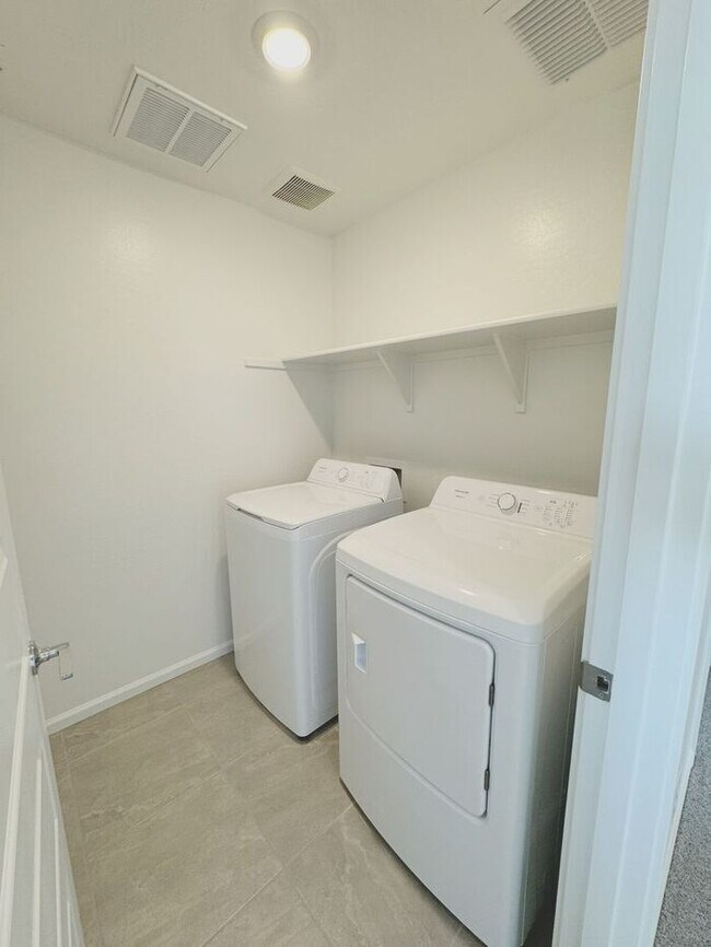 Building Photo - MOVE IN SPECIALS!! ONE MONTH RENT FREE!! New 5-Bedroom Home in Phoenix with Upgrades!