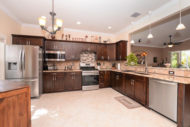 Building Photo - 329 NW Treeline Trce