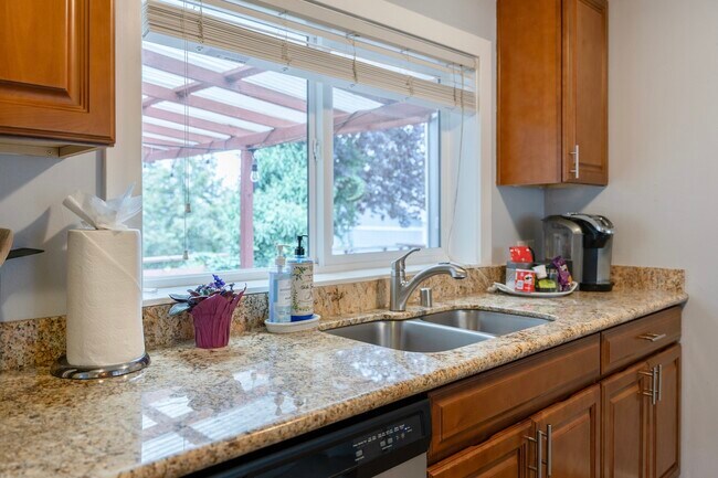 Building Photo - Spacious 3-Bedroom Home for Rent in Renton