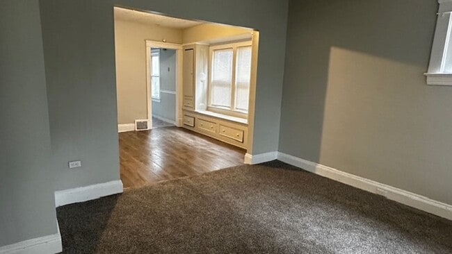 Building Photo - Nice Cozy downstairs unit