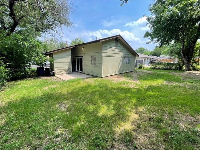 Building Photo - 5900 Glen Meadow Dr
