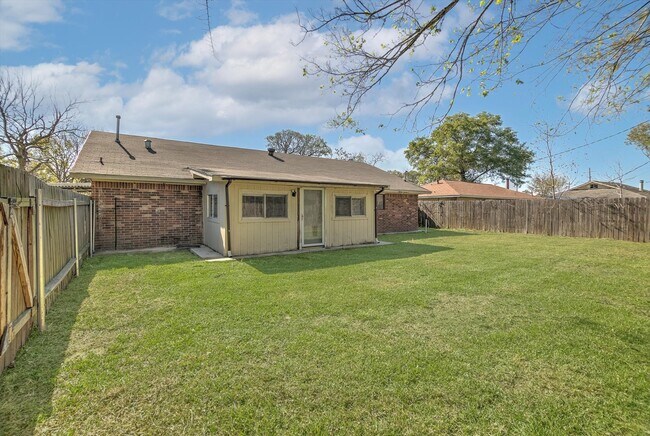 Building Photo - 501 Ladd St