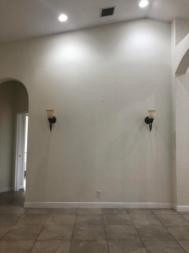 Building Photo - 6136 Santa Margarito Dr