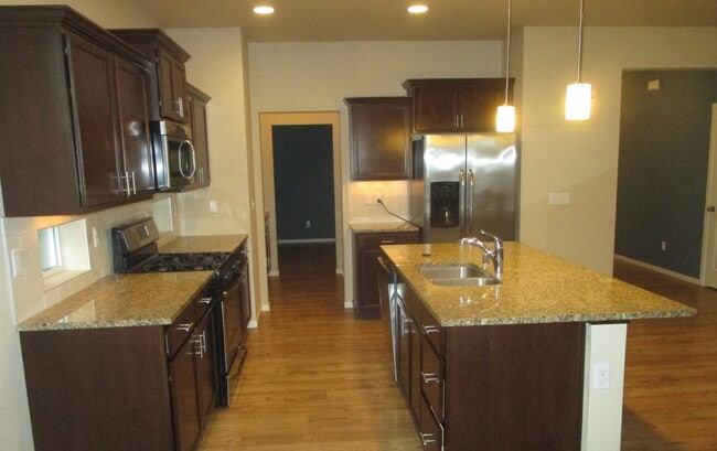 Building Photo - 3BD/2.5BA South Hill Puyallup Home - Stainless Appliances, Two Fireplaces & W/D Included