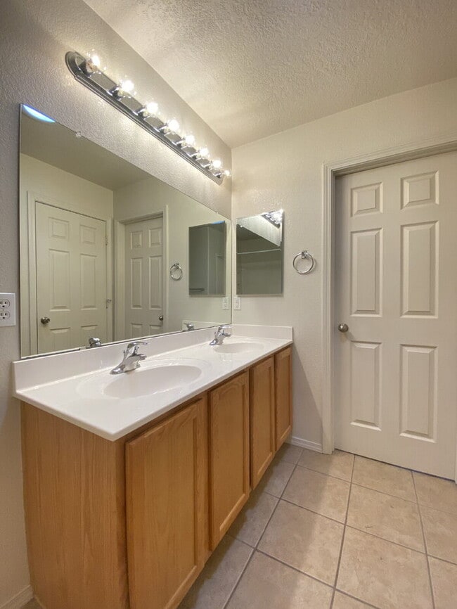 Building Photo - GATED COMMUNITY - 2 Story Townhouse - All BR Upper Level