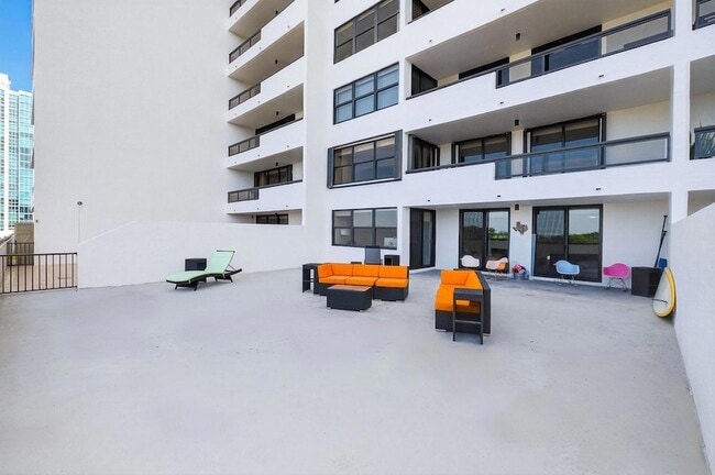 Building Photo - 2555 Collins Ave