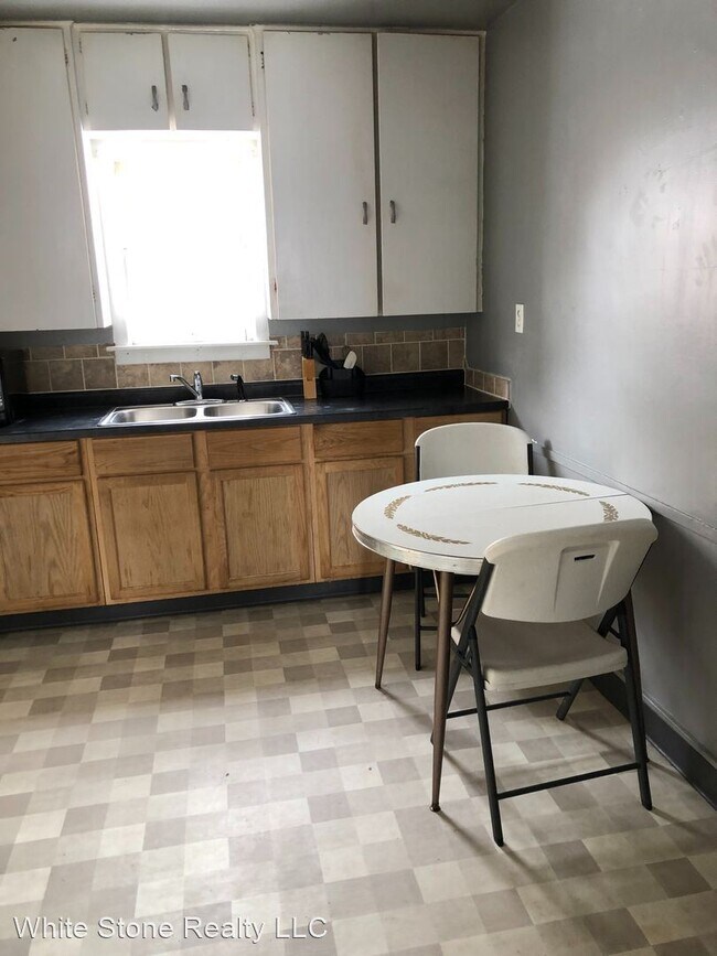 Building Photo - 2 br, 1 bath House - 911 W. Maple St. #2