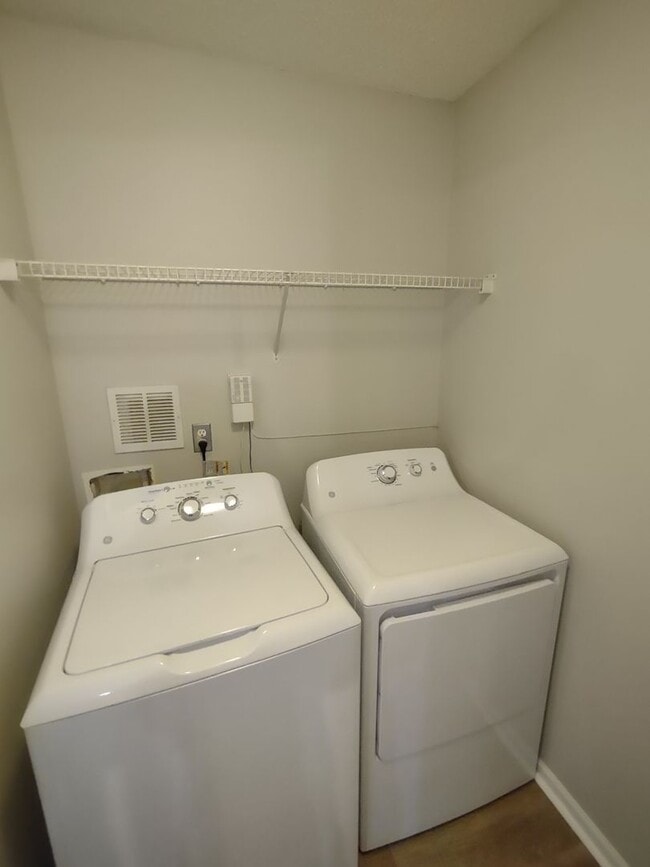 Building Photo - Beautiful Townhome in University Heights C...
