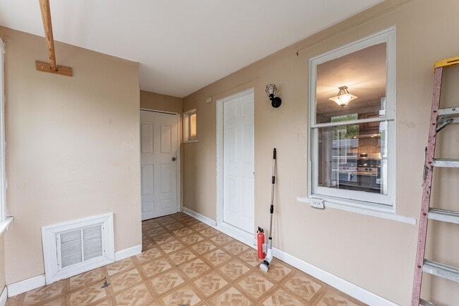 Building Photo - 4244 N Lawndale Ave