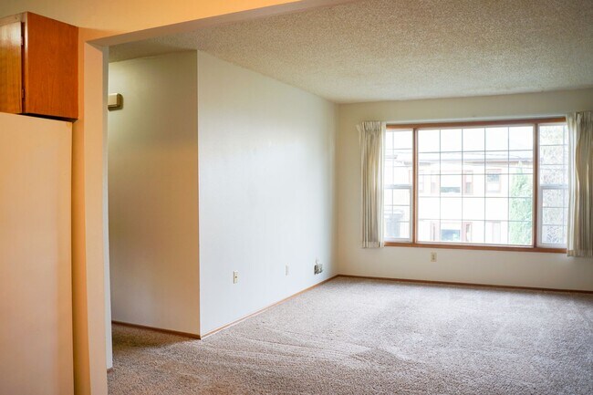 Building Photo - FREE RENT THIS MARCH! Close in NE-2 Bedroom, 1.5 Bath Ready Now!