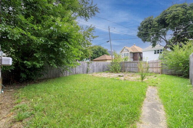 Building Photo - 1721 Atkinson St