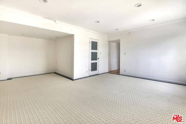 Building Photo - 440 S Roxbury Dr