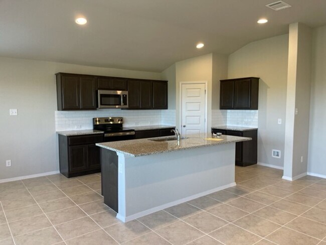 Building Photo - 3 BR/2 BA - 1554 SF Home in LAGO VISTA!!!