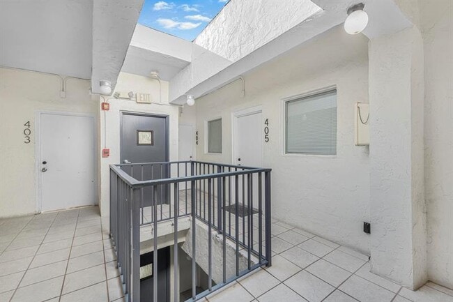 Building Photo - 1960 Marseille Dr