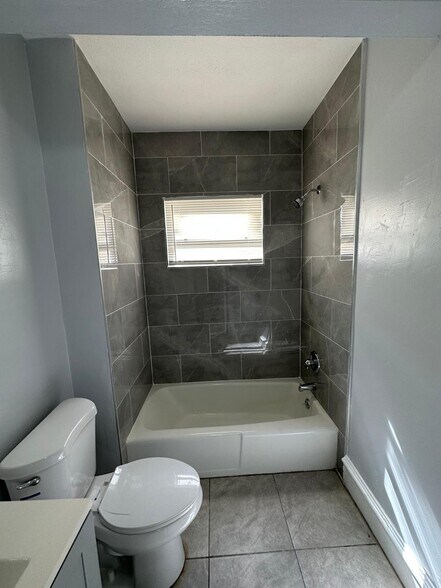 Building Photo - 1555 W 7th St