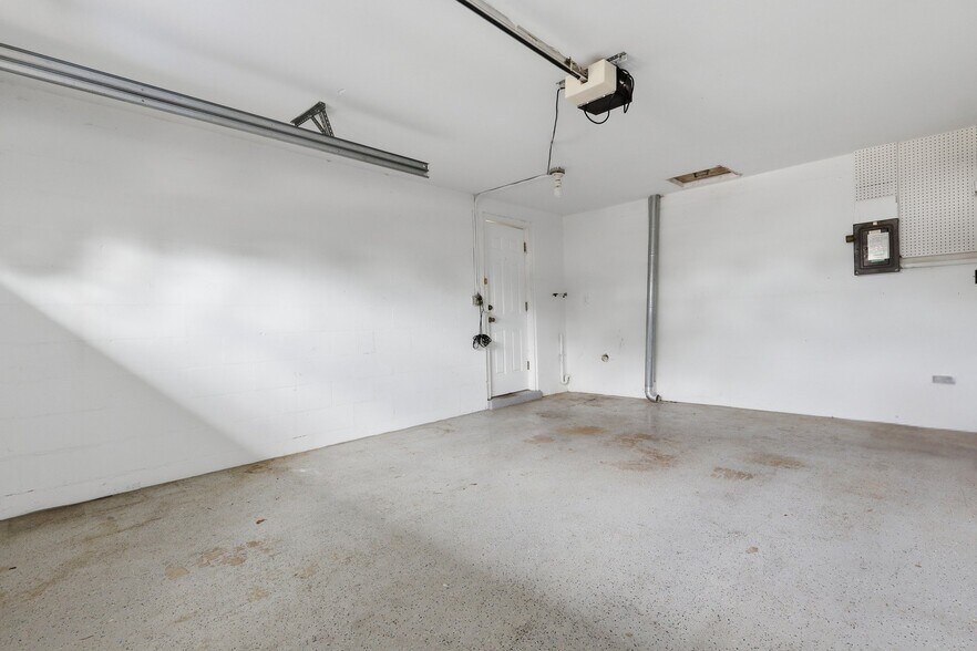 Building Photo - 624 Holly Ct