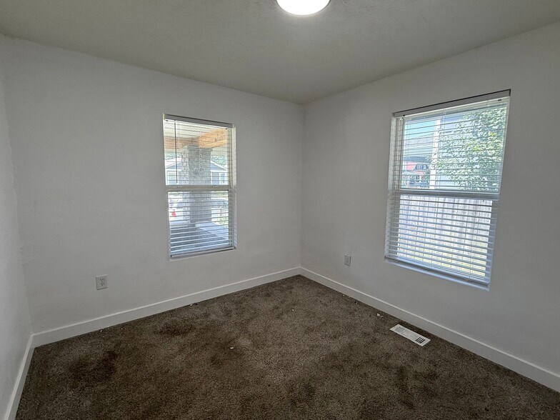 Building Photo - 523 N Alton Ave