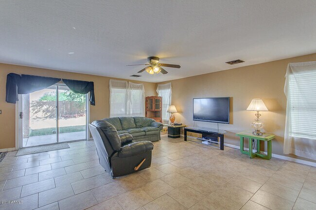Building Photo - Amazing 4 bedrooms, 3 bathrooms house in P...