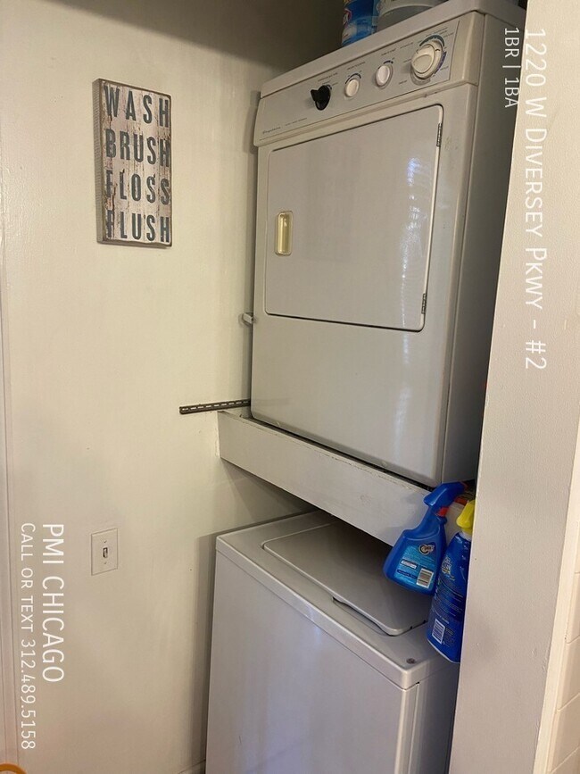 Building Photo - LOVELY Lincoln Park top floor apt hdwd, in...