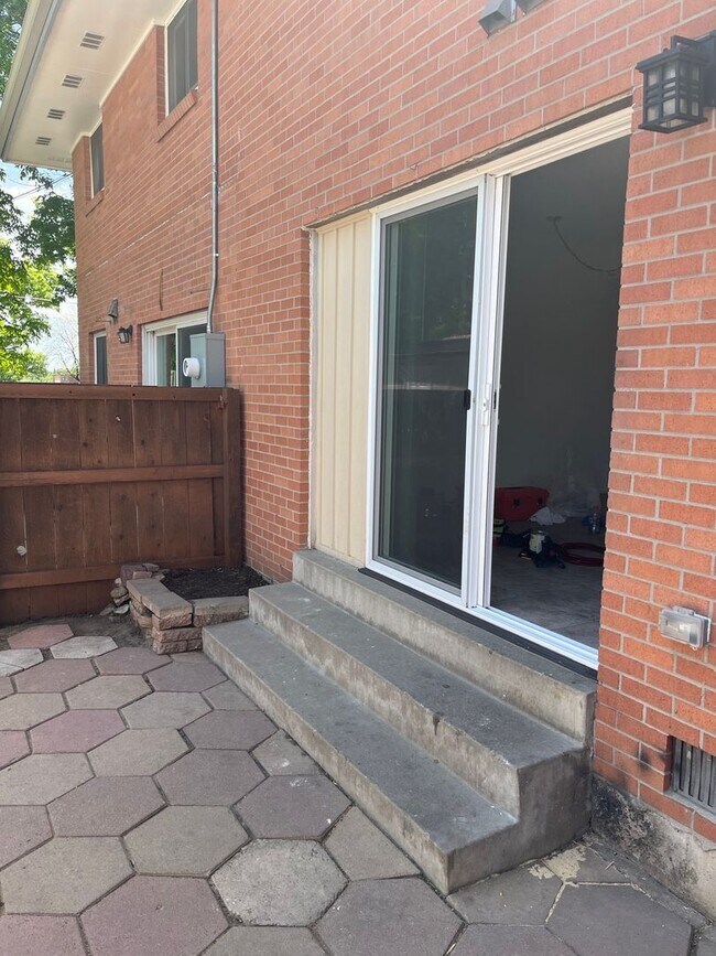Building Photo - 3 bed 2.5 bath townhome