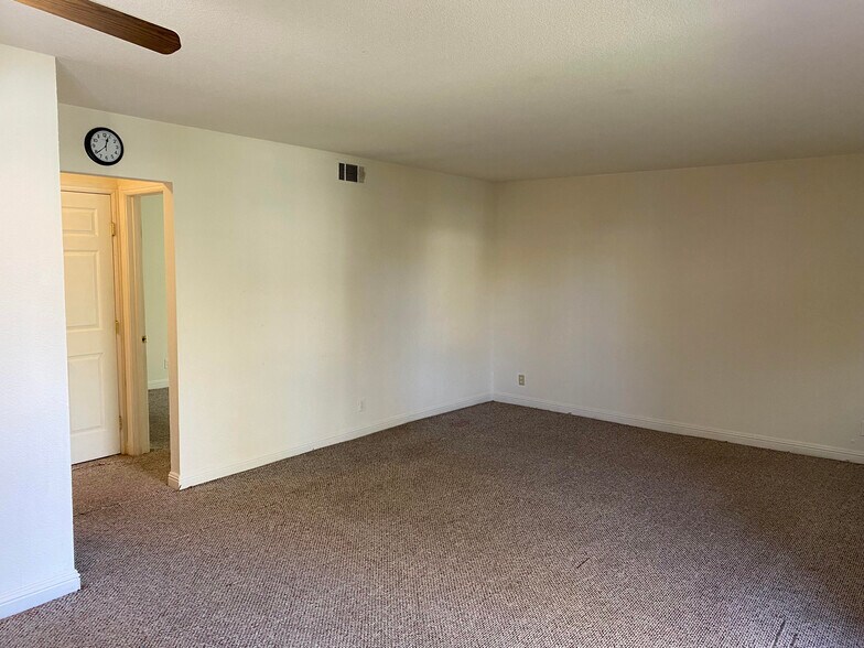 Building Photo - 2025 Benita Dr