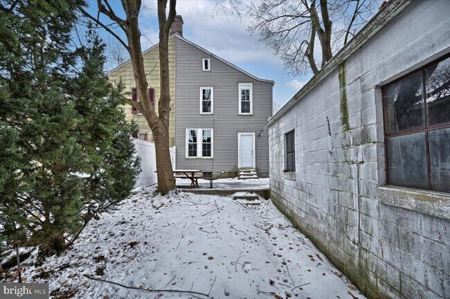 Building Photo - 413 W Louther St