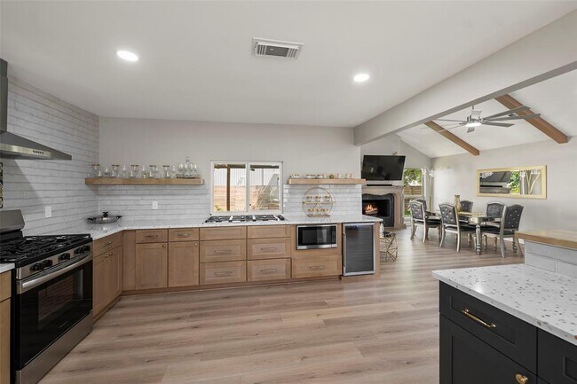 Building Photo - 15134 Corona Del Mar Dr