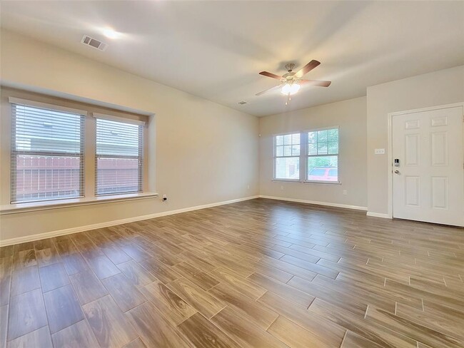 Building Photo - 429 Star Thistle St