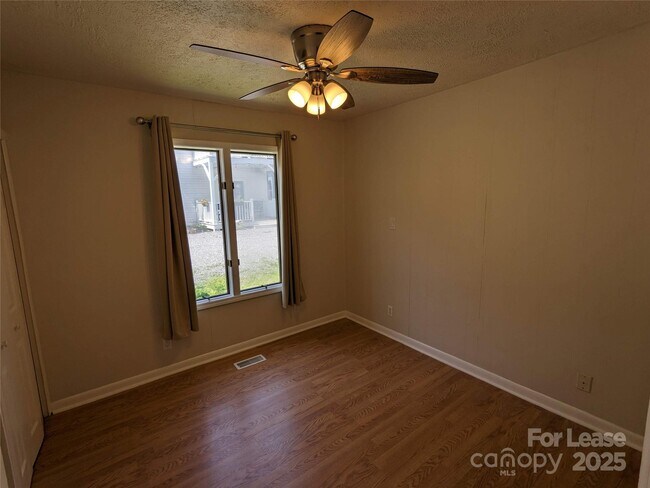 Building Photo - 25.5 Woodrow Ave