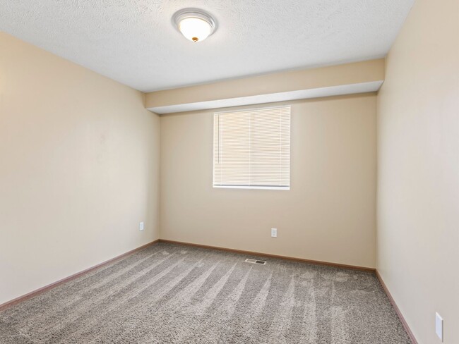 Building Photo - Beautiful Finishes in Newer Neighborhood