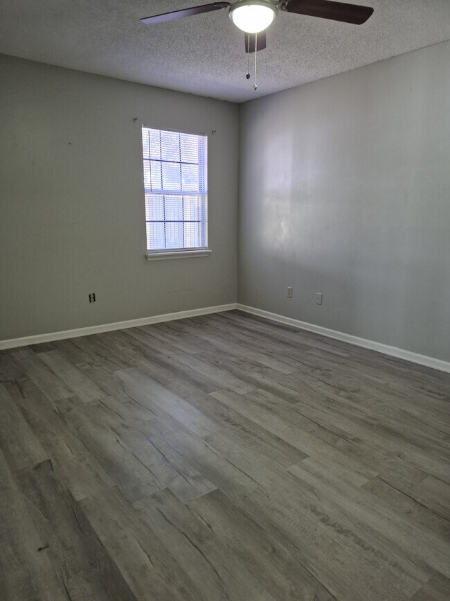 Building Photo - 1790 Wayland Park Dr