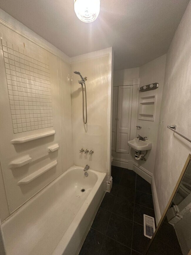 Building Photo - Amazing 2 Bedroom 1 Bathroom Home