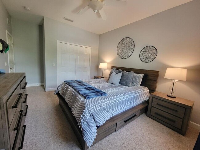 Building Photo - Fully Renovated Large 3 Bed 2.5 Bath 2 Car Garage Townhouse in Perfect Location