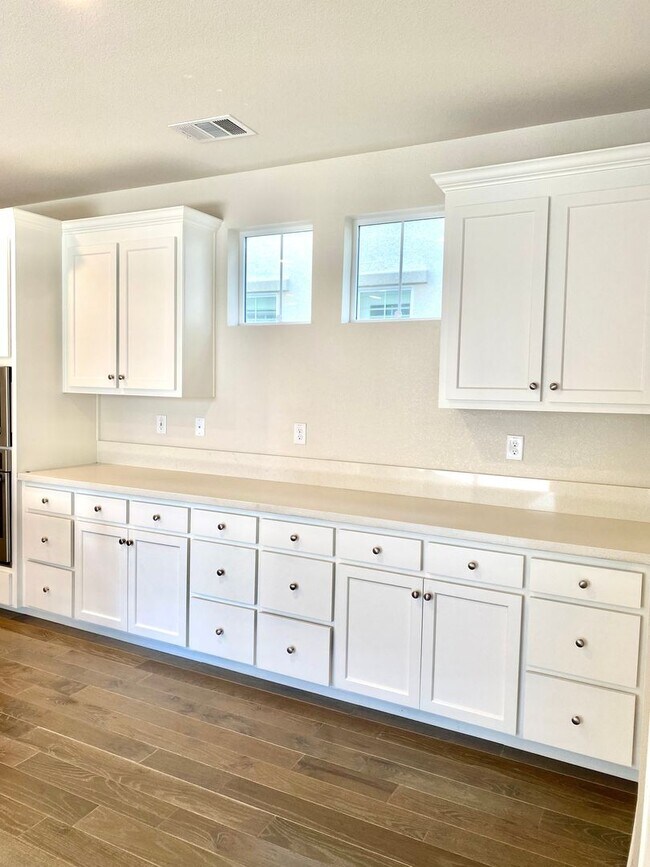 Building Photo - Stunning five bedroom in The Cannery