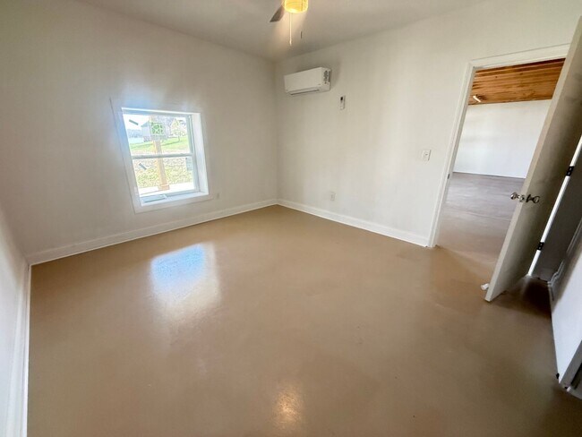 Building Photo - 631 Imogene Dr