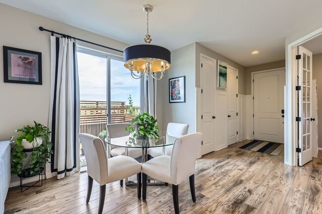 Building Photo - Charming 3 Bedroom