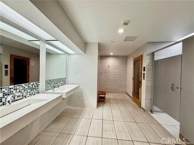 Building Photo - 525 E Seaside Way