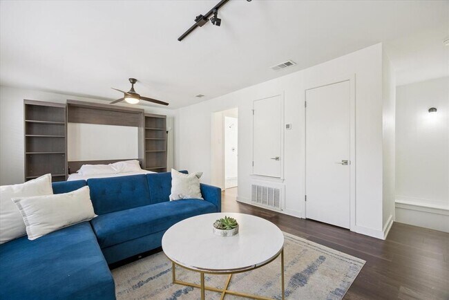 Building Photo - 604 Pressler St