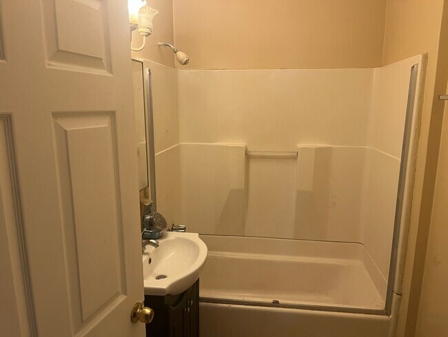 Building Photo - 1423 W 106th St