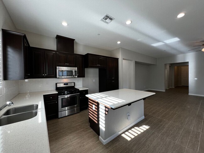 Building Photo - Beautiful 3 Bed, 2 Bath home in highly des...