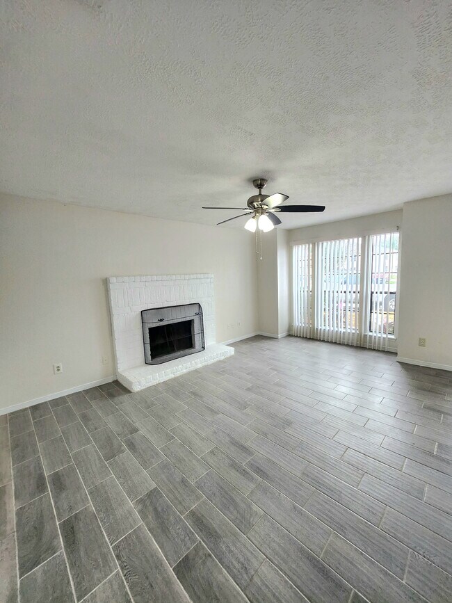 Building Photo - 10045 Emerald Creek Dr