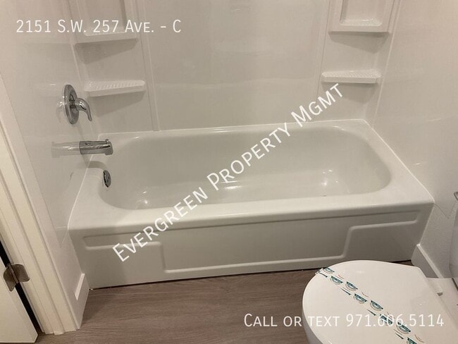 Building Photo - Freshly Renovated 2 BD x 1 BTH | Amazing D...