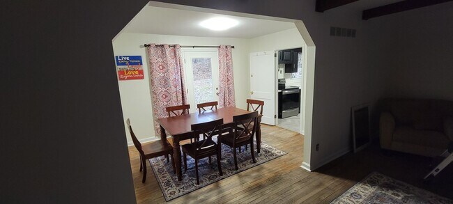 Building Photo - Walking distance to UD - Pending Applicati...
