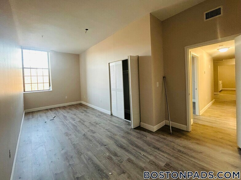 Building Photo - 2 Weaver Street