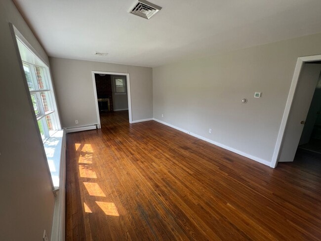 Building Photo - Very Spacious 3 bdrm/1 bth House Located in Henrico's West End!!