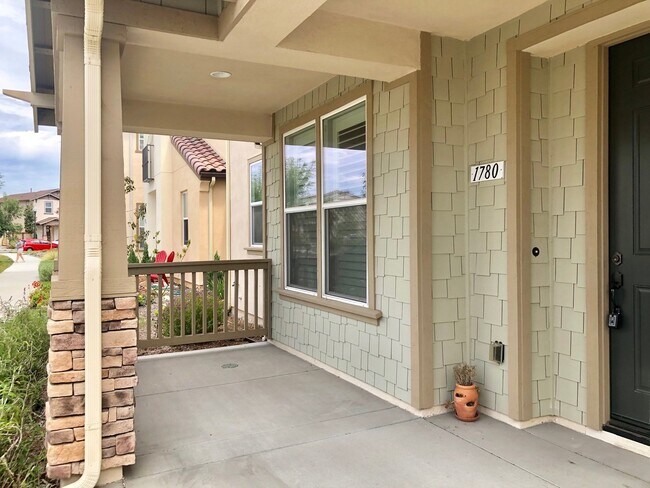 Building Photo - Beautiful East Ventura Home- Enclave Community