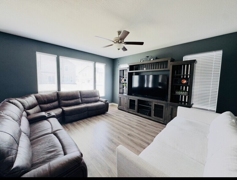 Building Photo - 887 N Galena Dr